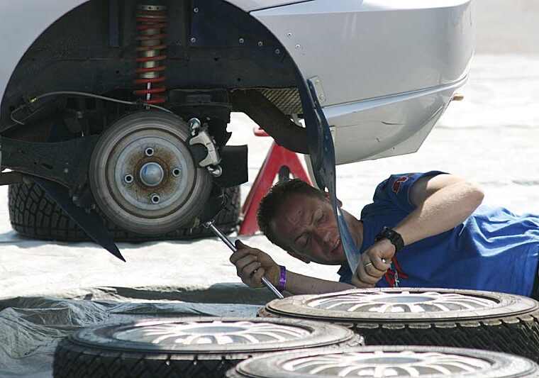 Araç üzerinde çalışan otomotiv teknisyeni
