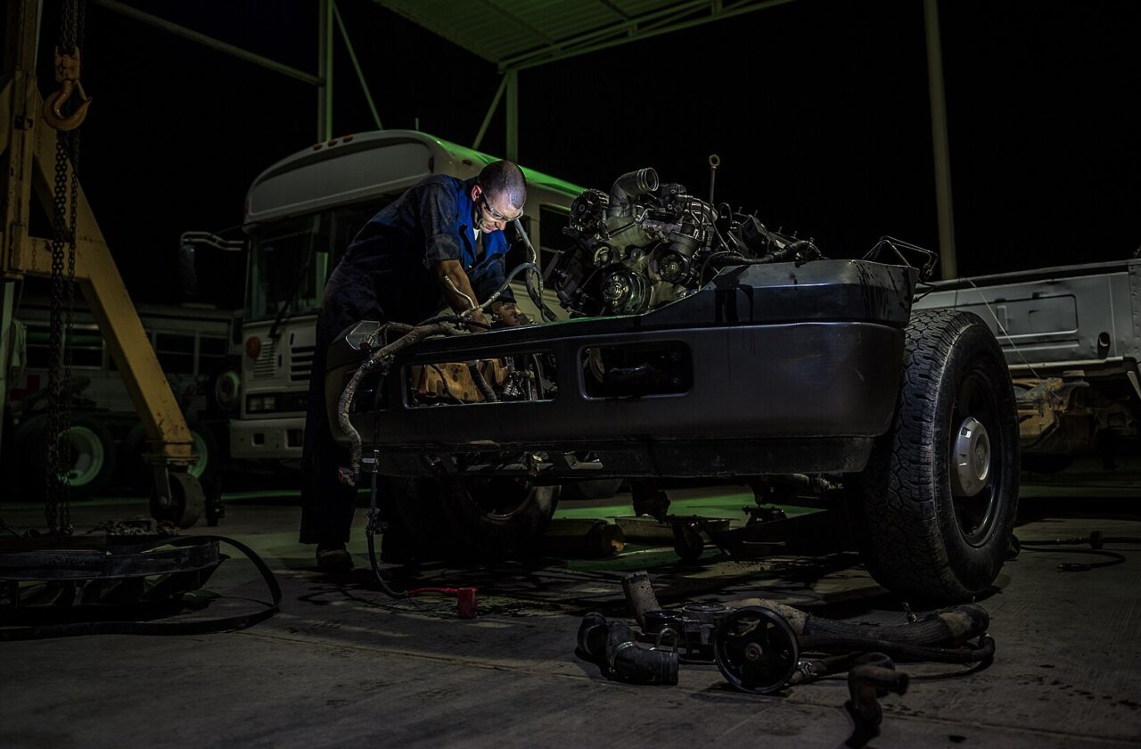 Araç motorunda bakım yapan teknisyen