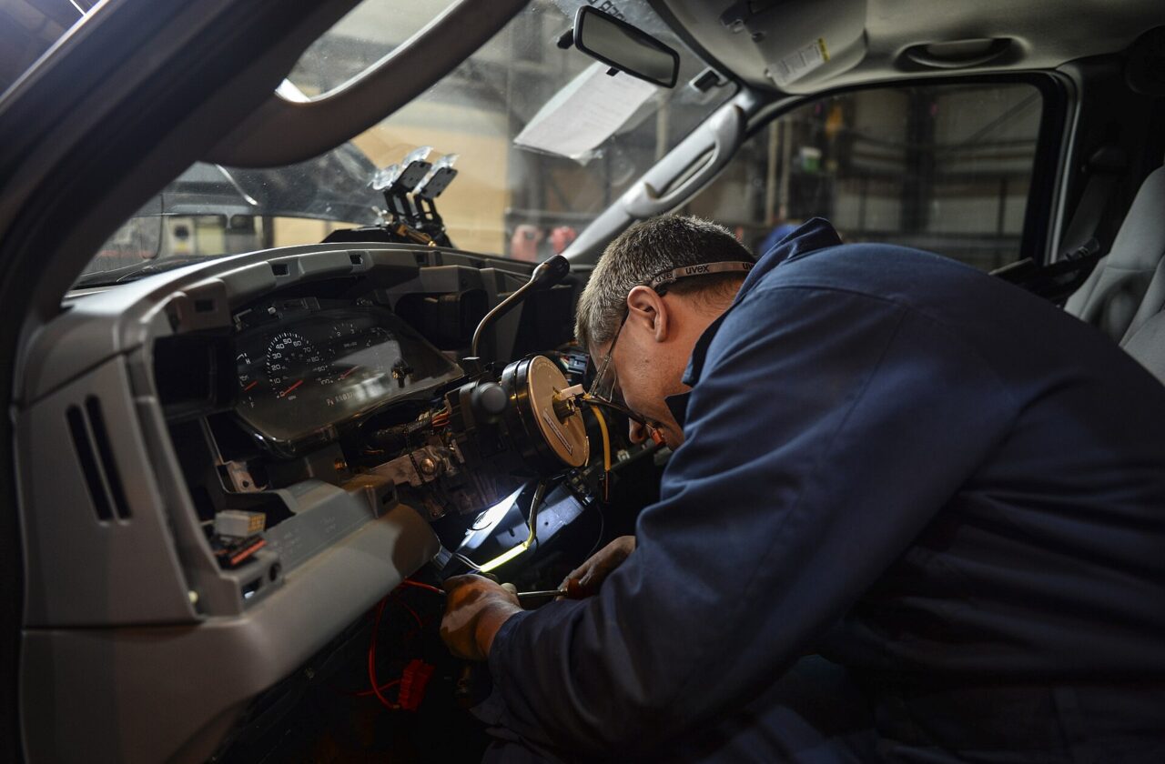 Araç üzerinde teknik bakım yapan otomotiv teknisyeni